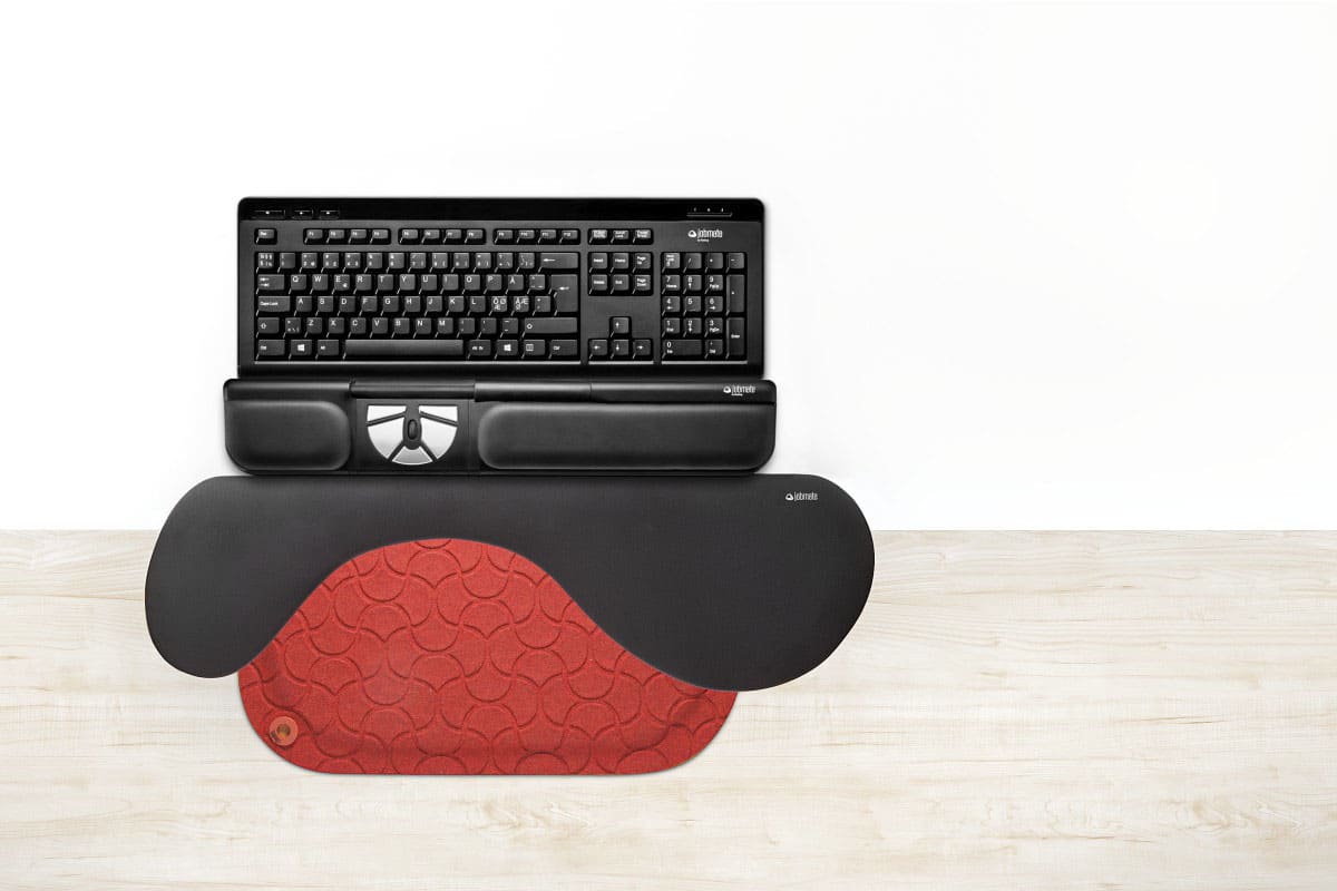 Jobmate rullstav med tangentbord, underarmsstöd och en röd StandUp-matta