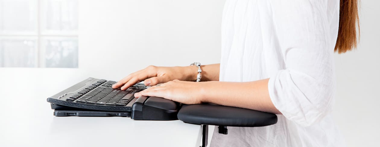 Jobmate rullstav trådbunden med underarmsstöd och tangentbord.