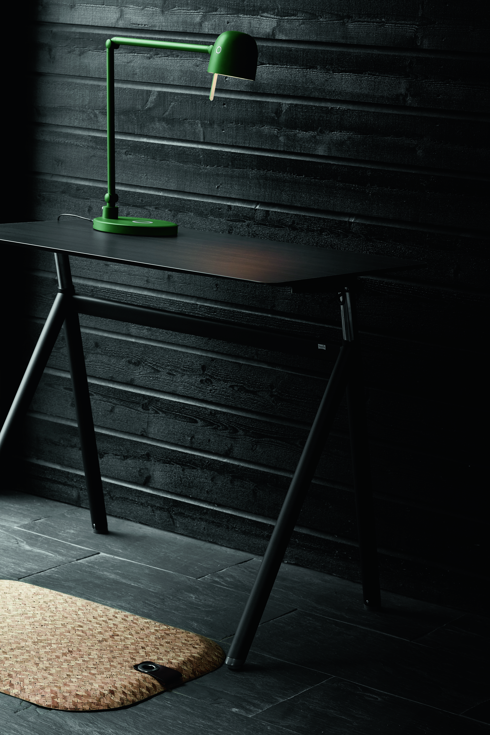 StandUp Desk Black Wood med skrivbordslampa NEOS och ståmattan StandUp Cork