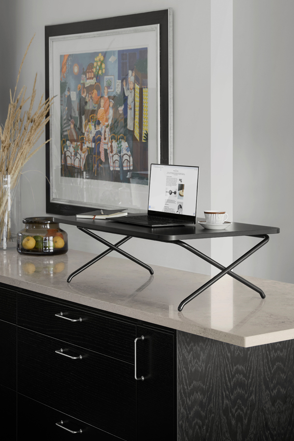 StandUp Minidesk, ett nätt, portabelt, manuellt höj- och sänkbart bord framtaget för hemarbetsplatsen.